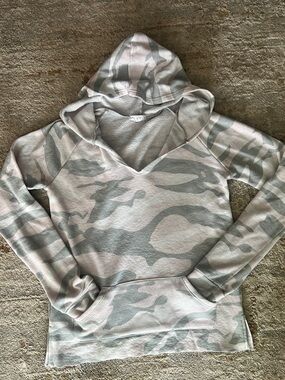 Enti Light Gray & Pink Camo Hooded Pullover Top